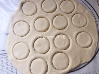 山药发面饼,随后揉匀面团，擀成约1厘米厚薄的面片，用任意器具压出圆形或别的形状。