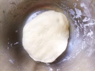 山药发面饼,和成一个光滑的面团（如果觉得干，少量多次的加一点点水。）静置发酵半小时左右。