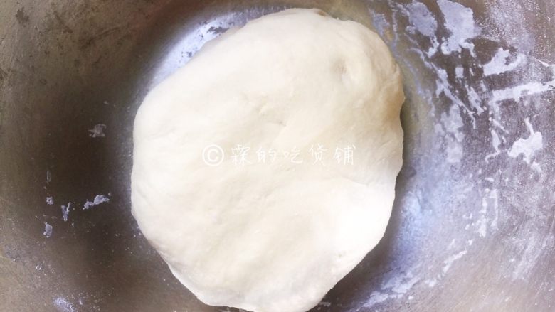 山药发面饼,和成一个光滑的面团（如果觉得干，少量多次的加一点点水。）静置发酵半小时左右。