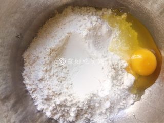 山药发面饼,面粉里加入一个鸡蛋。