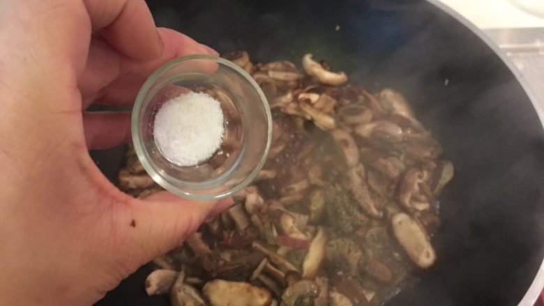 蒙德纳炒野菇,加盐，翻炒到酱汁收干即可