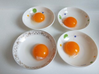 土豆和鸡蛋的结合,蛋黄单放在碟子中。