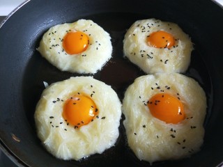 土豆和鸡蛋的结合,把蛋黄把蛋黄放入洞中。