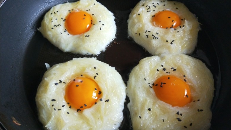 土豆和鸡蛋的结合,把蛋黄把蛋黄放入洞中。