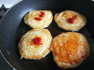 土豆和鸡蛋的结合,煎制两面金黄，挤上番茄酱刷均匀。