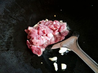 草菇炒肉,放入瘦肉抄到变色