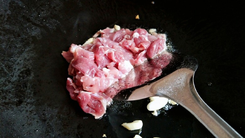 草菇炒肉,放入瘦肉抄到变色