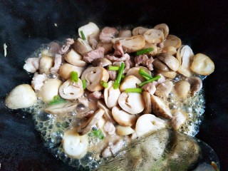 草菇炒肉,再来点葱青，炒熟关火，搞定。