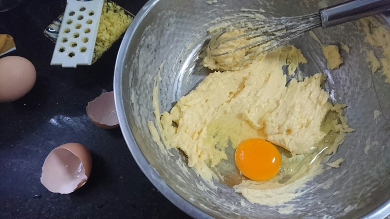柠檬香软甜饼,当第一个蛋与黄油完全融合后再加入第二个蛋