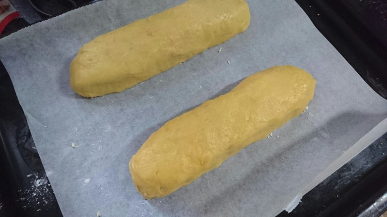 柠檬香软甜饼,手动塑形后，180°以上烤箱预热，并烘烤25分钟，放凉