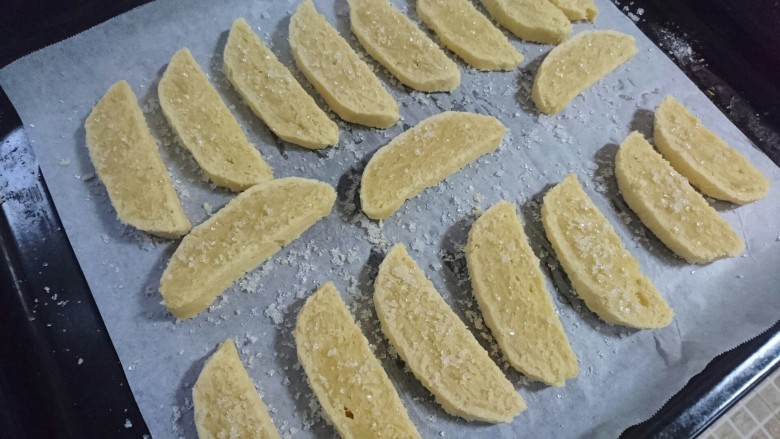 柠檬香软甜饼,放入烤好冷却并切片的饼干，再表面撒白糖