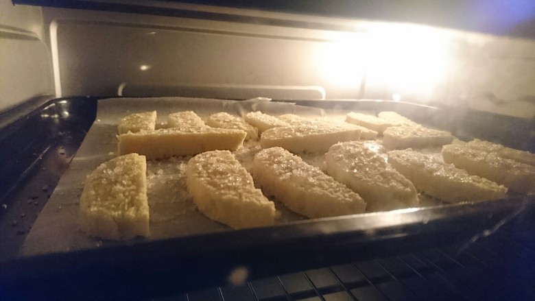 柠檬香软甜饼,上下火160°烤制10分钟，最后放凉即可享用。