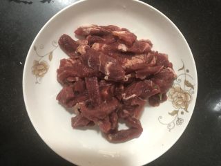 黑椒牛柳炒意大利面,牛肉是腌制好的牛排，不用另外调味