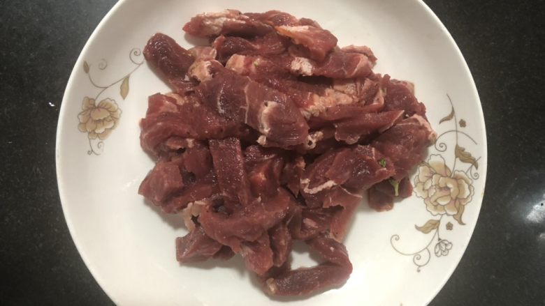 黑椒牛柳炒意大利面,牛肉是腌制好的牛排，不用另外调味