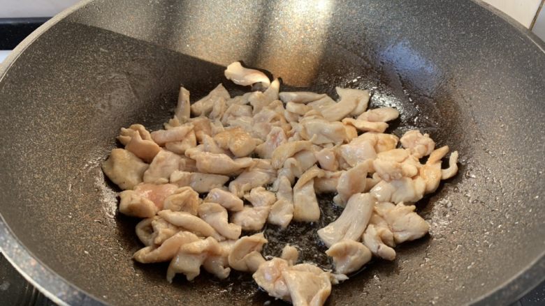 鸡肉片炒洋葱,热锅凉油放入鸡片滑炒，颜色变白盛出备用。