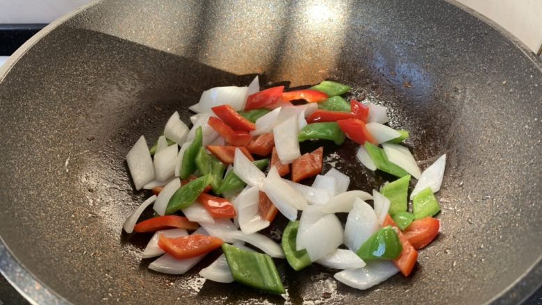 鸡肉片炒洋葱,锅留底油放入洋葱、彩椒煸炒至断生，盛出备用。