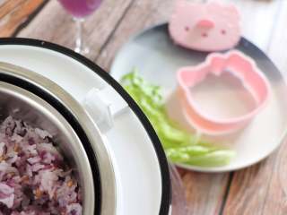 紫薯麦粒米饭,吃的时候，搅拌一下，一个有颜值又健康的紫薯麦粒米饭就完成了。
