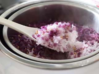 紫薯麦粒米饭,程序结束后，米饭就完成了。紫薯丁，依旧还在底部，而且米粒分明。