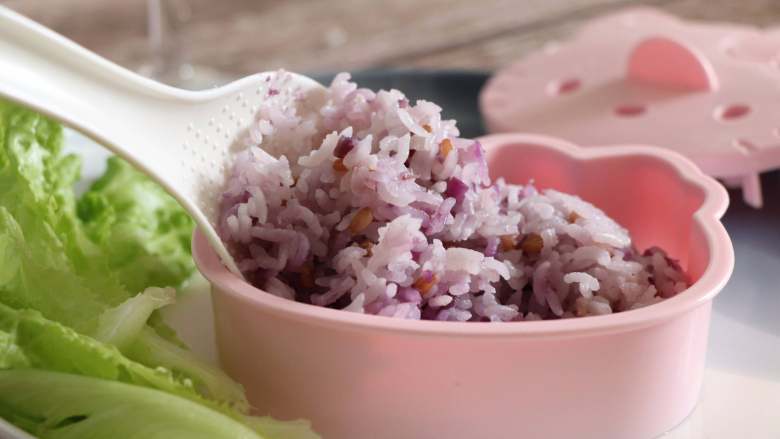 紫薯麦粒米饭,给孩子做了一个kitty形状的米饭。用到了学厨家的KT蛋糕压模，很可爱吧。