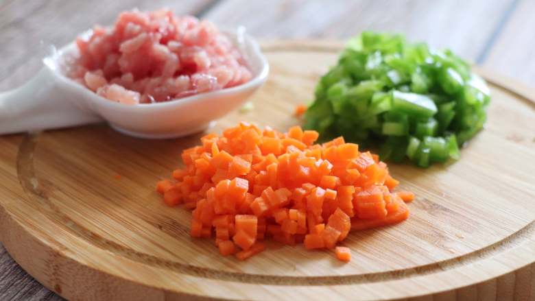 紫薯麦粒米饭,<a style='color:red;display:inline-block;' href='/shicai/ 25'>胡萝卜</a>，青椒都切成小块。