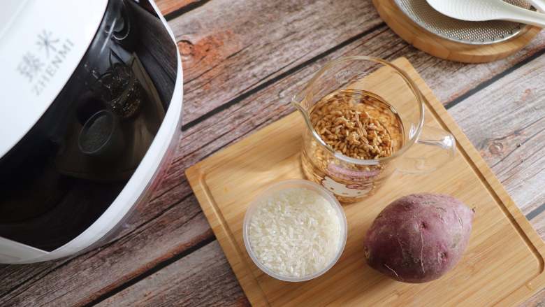 紫薯麦粒米饭,准备食材，麦仁是干的，需要浸泡至少2小时。