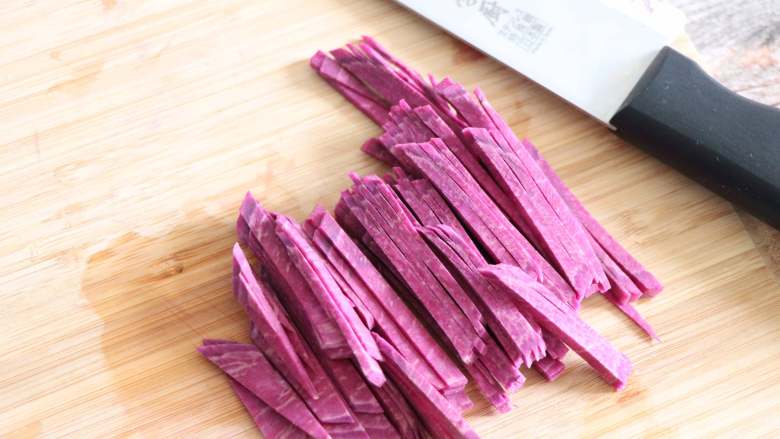 紫薯麦粒米饭,<a style='color:red;display:inline-block;' href='/shicai/ 2643'>紫薯</a>洗干净切成小丁。