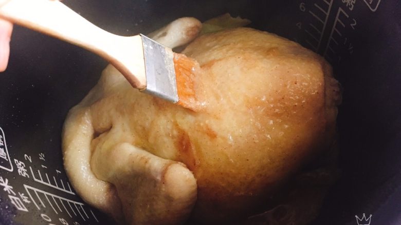 电饭煲版盐焗鸡,均匀的刷上一层盐焗糊