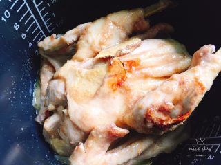 电饭煲版盐焗鸡,翻面后再刷