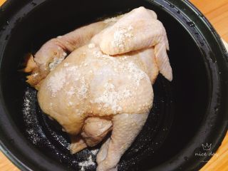 电饭煲版盐焗鸡,将鸡洗净，用厨房纸擦干或者晾干后，倒入盐焗粉1小包，边倒边涂抹均匀，腌制3个小时