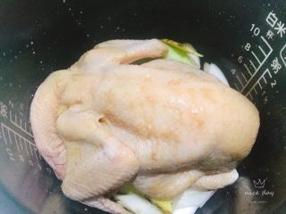 电饭煲版盐焗鸡,放入腌制好的鸡