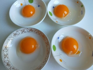 米饭鸡蛋鲜虾饼,鸡蛋分出蛋黄。
