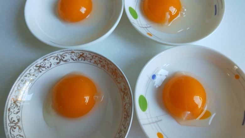 米饭鸡蛋鲜虾饼,<a style='color:red;display:inline-block;' href='/shicai/ 9'>鸡蛋</a>分出蛋黄。