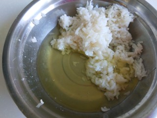 米饭鸡蛋鲜虾饼,米饭半碗，加入蛋青。