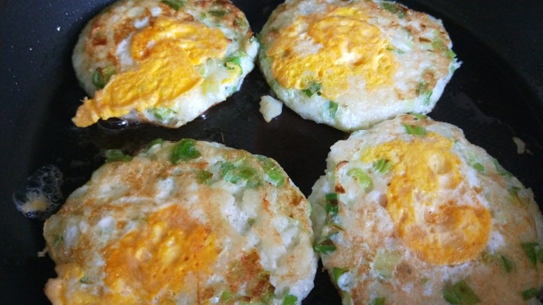 米饭鸡蛋鲜虾饼,反复煎制金黄即可。