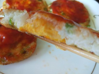 米饭鸡蛋鲜虾饼,蓬松宣软嫩滑非常好吃。