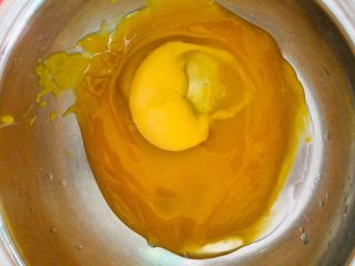 南瓜发饼,称出120克南瓜泥，打入一个鸡蛋。