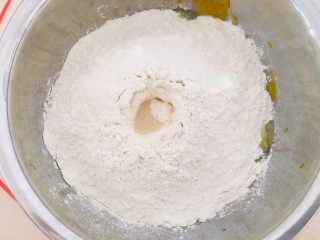 南瓜发饼,放入面粉和酵母。