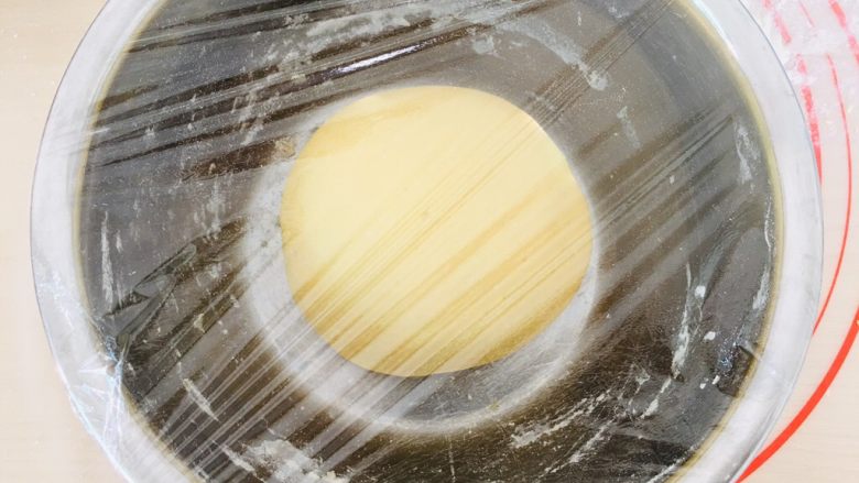 南瓜发饼,揉光滑密封发酵。