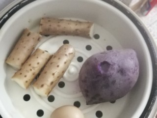 山药紫薯素饼,蒸熟