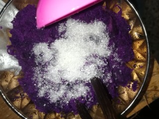 山药紫薯素饼,趁热捣碎加糖