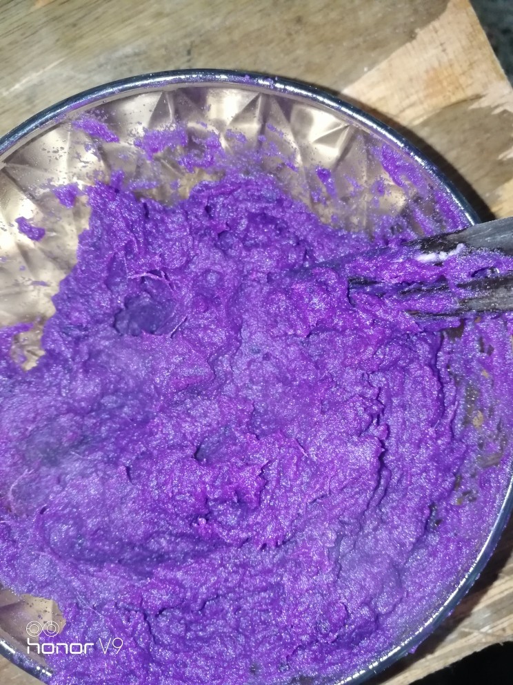 山药紫薯素饼,搅拌均匀备用