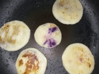 山药紫薯素饼,煎到一面金黄就能翻别一面煎。