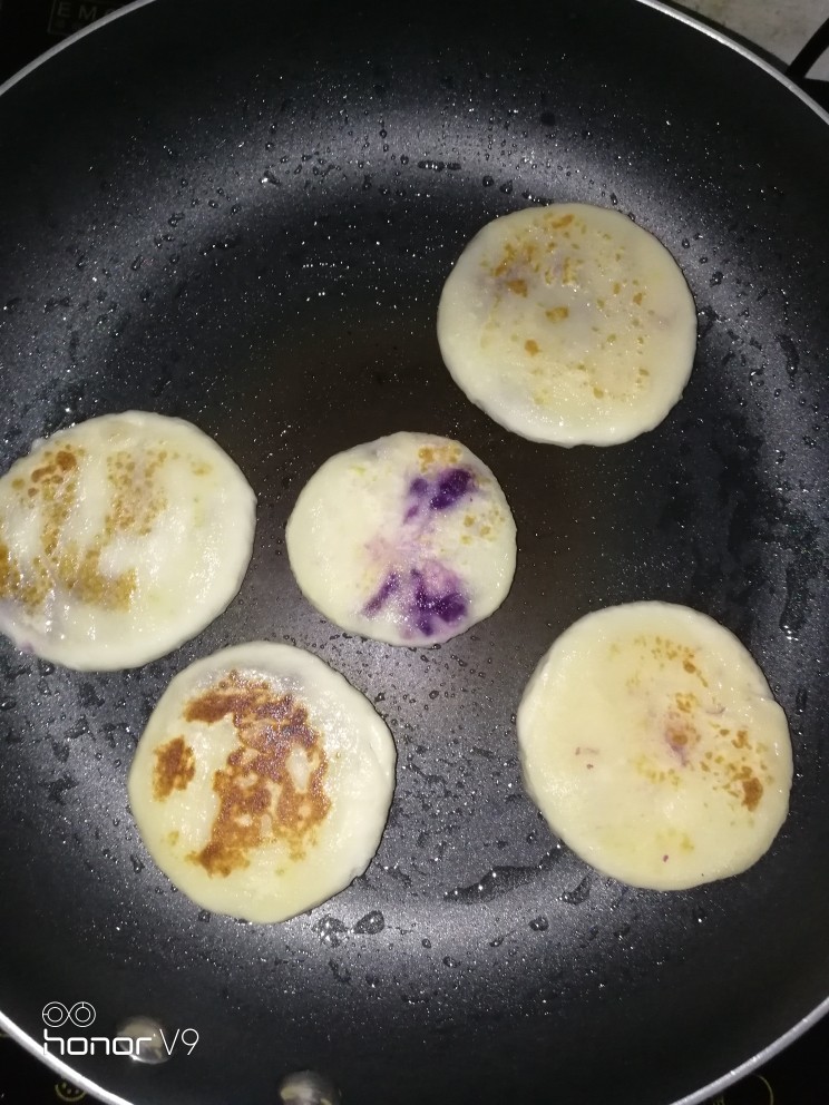 山药紫薯素饼,煎到一面金黄就能翻别一面煎。