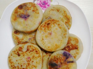 山药紫薯素饼,摆盘
