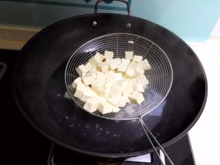 什锦蛋蒸豆腐,把焯好的豆腐捞出来，沥干水分