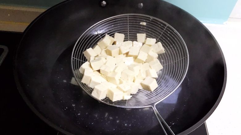什锦蛋蒸豆腐,把焯好的豆腐捞出来，沥干水分