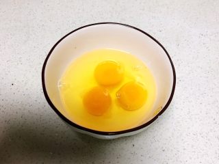 什锦蛋蒸豆腐,3个鸡蛋打入碗中