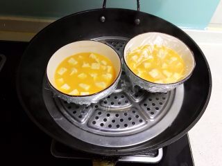 什锦蛋蒸豆腐,把鸡蛋豆腐碗放入烧开的蒸锅里