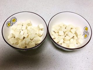 什锦蛋蒸豆腐,把豆腐分装在2个碗里