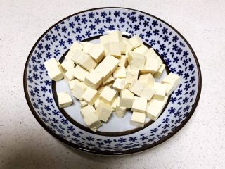 什锦蛋蒸豆腐,把豆腐切成1㎝见方的小块